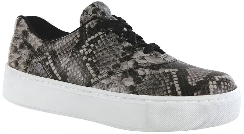 Free Rein Non Slip Lace Up